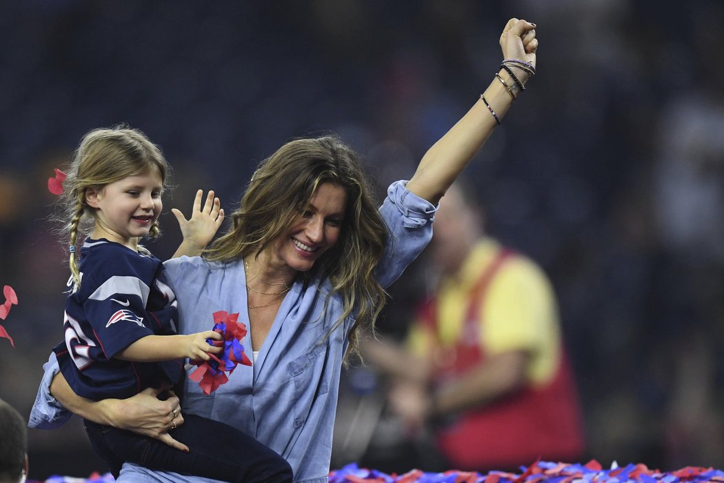 Na stadionu v Houstonu byla přítomná i nejkrásnější žena světa Gisele Bündchen, která je manželkou Toma Bradyho