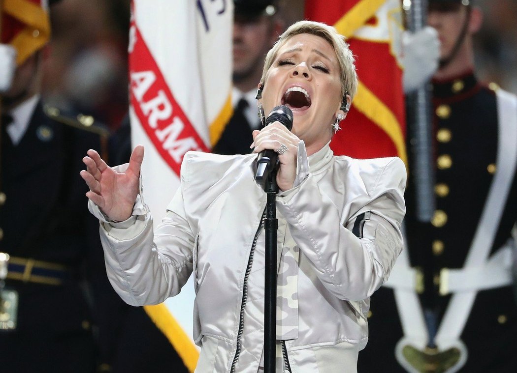 Americkou státní hymnu zazpívala při super Bowlu 2018 hvězdná zpěvačka Pink
