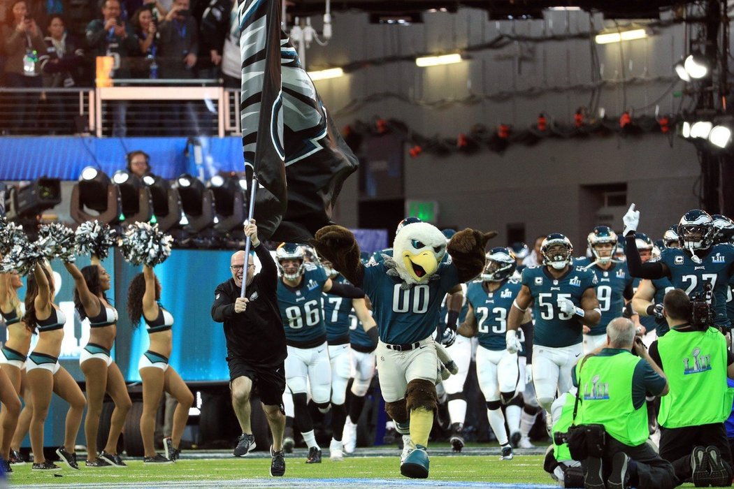 Hráči Philadelphie Eagles vbíhají na stadion bojoval o svůj první Super Bowl