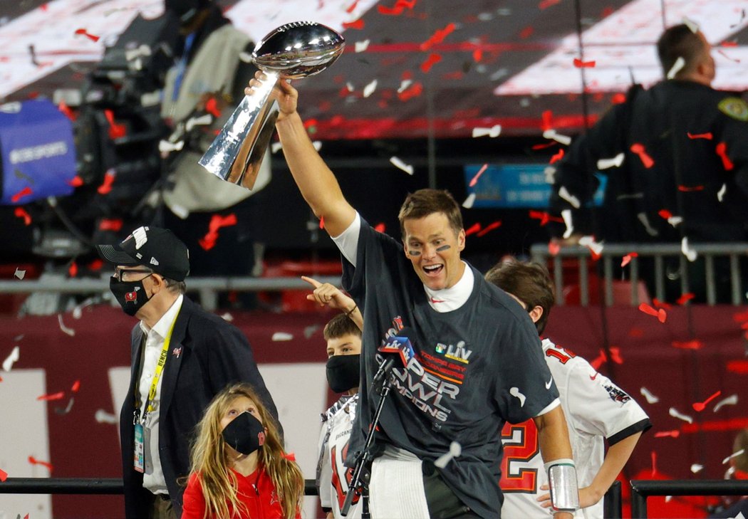 Tom Brady slaví vítězství v Super Bowlu posedmé v kariéře