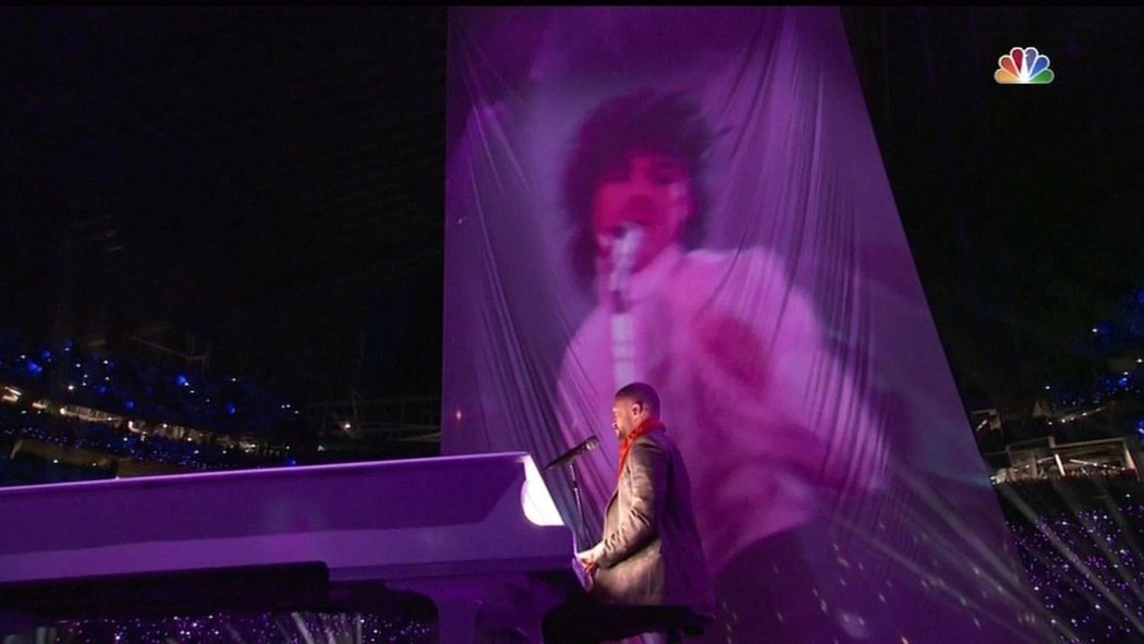 Scéna byla osvětlena do fialova na počest Princeova patrně nejznámějšího alba Purple Rain.