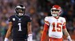 Super Bowl už tuto neděli nabídne souboj quarterbacků Jalena Hurtse (vlevo) z Eagles a Patricka Mahomese z Chiefs