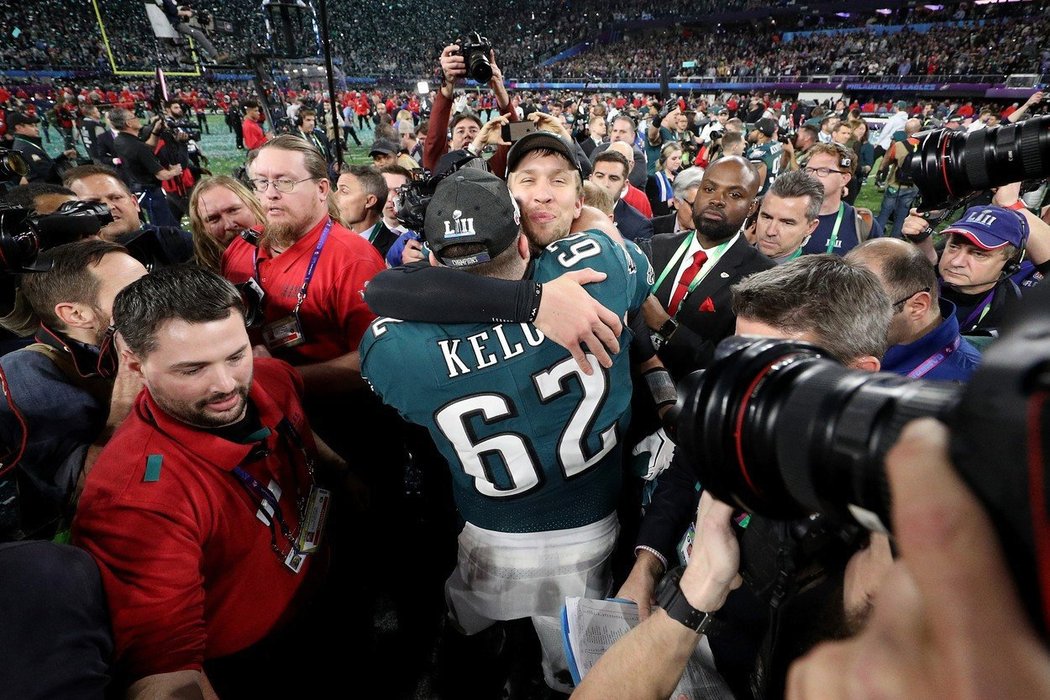 Nick Foles se třemi hozenými touchdowny vyrovnal hvězdě soupeře Tomu Bradymu a získal ocenění pro nejužitečnějšího hráče.