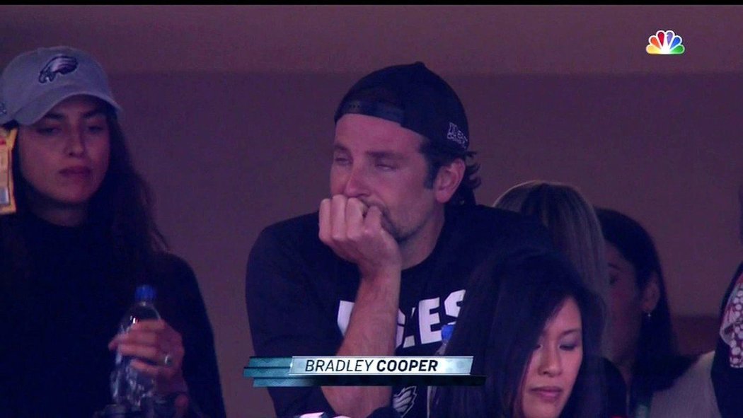 Irina Shayk s přítelem Bradley Cooperem při sledování Super Bowlu