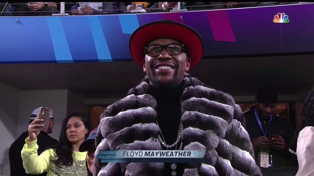 Floyd Mayweather nemohl na Super Bowlu chybět