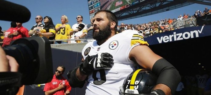 Alejandro Villanueva z Pittsburghu se jako jediný ze svého mužstva rozhodl před nedělním zápasem v Chicagu ctít hymnu a vlajku s hvězdami a pruhy a obojí sledoval s rukou na srdci od tunelu k šatně.