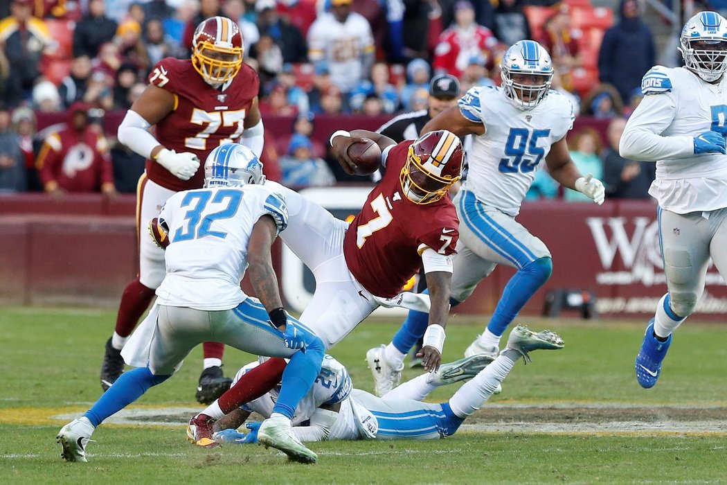 Momentka z utkání Washington Redskins - Detroit Lions. V akci quarterback Dwayne Haskins (uprostřed)