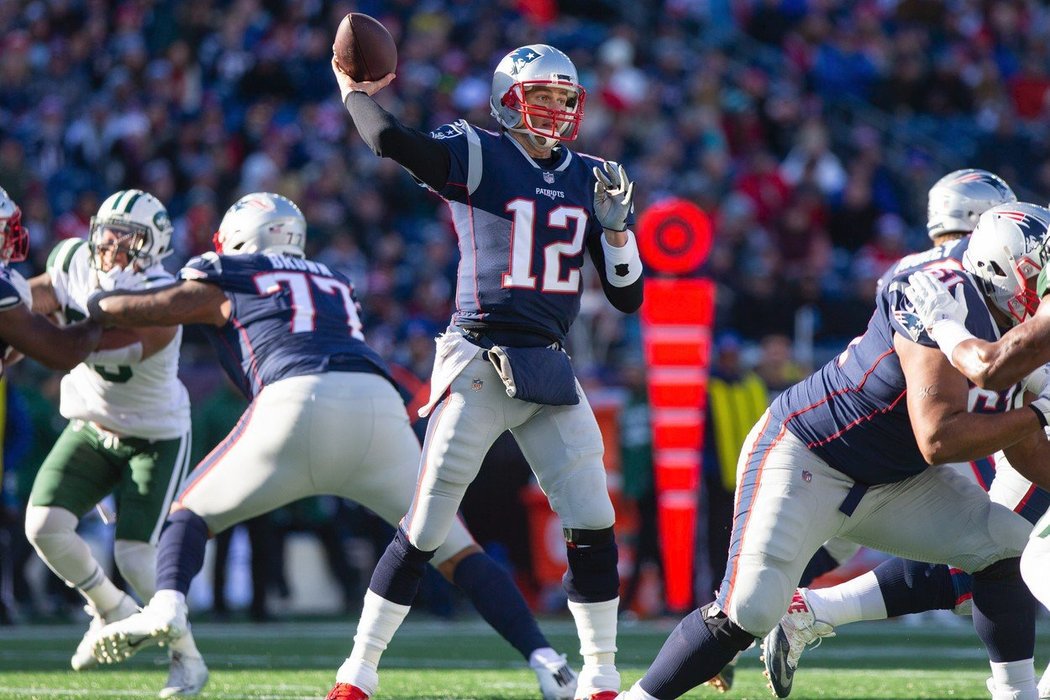 Tom Brady a jeho New England Patriots patří opět k horkým adeptům na titul.