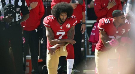 Colin Kaepernick takhle protestoval proti sociálním a rasovým nerovnostem