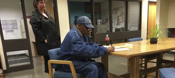 O. J. Simpson podepisuje propouštěcí dokumenty ve věznici v Nevadě