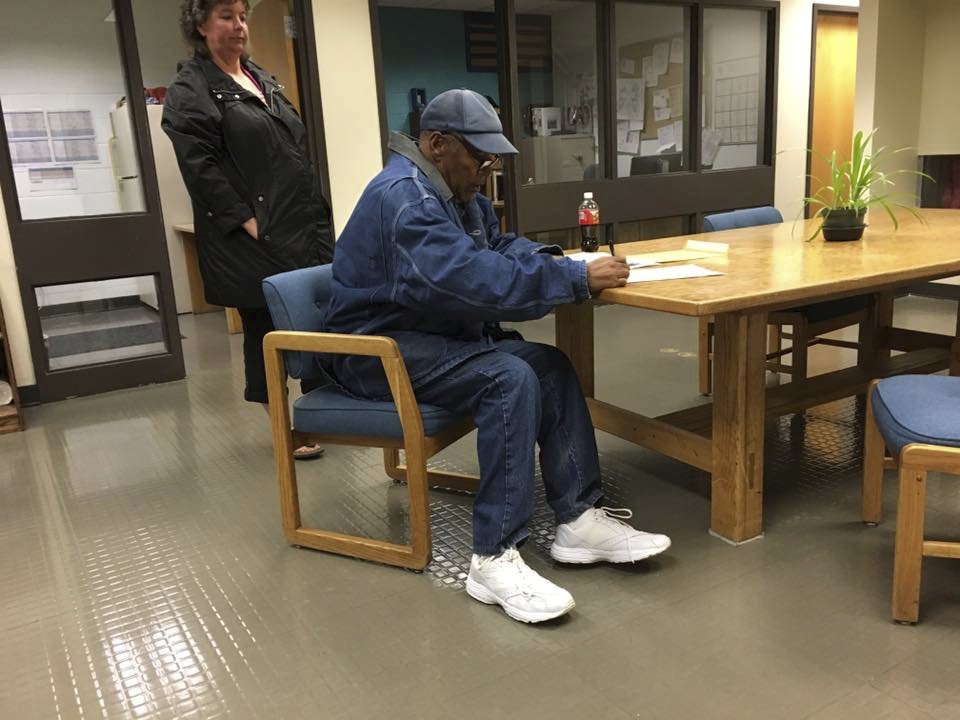 O. J. Simpson podepisuje propouštěcí dokumenty ve věznici v Nevadě