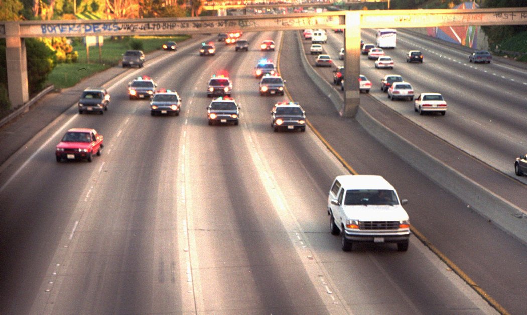 Slavná scéna. Po obvinění z dvojnásobné vraždy O. J. Simpson unikal po dálnici policii.