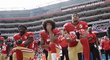 Zleva Eli Harold, quarterback Colin Kaepernick a Eric Reid ze San Francisco 49ers klečí při americké hymně v minulé sezoně