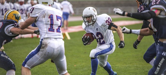 Jan Dunovský, runningback české reprezentace, se prodírá obranou Slovenska. Češi v Poháru tří národů vyhráli 44:0.