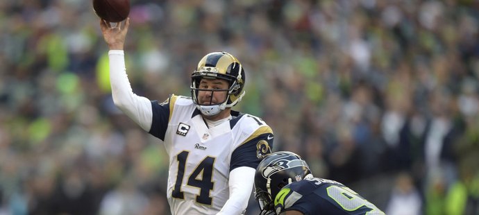 Quarterback Shaun Hill ze St. Louis Rams v zápase se Seattlem. Přivede Magic Johnson Rams zpátky do Los Angeles?