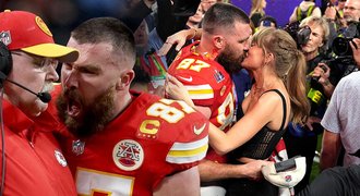 Kelceho Super Bowl: Vítězný polibek s Taylor Swift, ale i hádka s trenérem