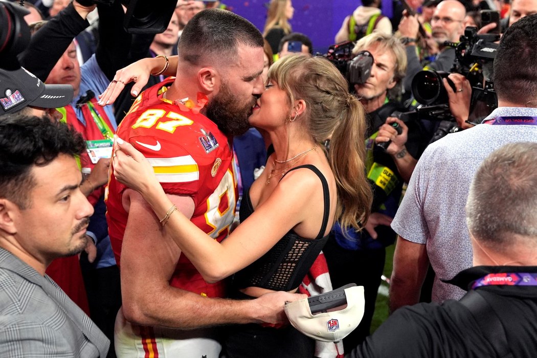 Travis Kelce z Kansas City po vítězství v Super Bowlu dostává vítězný polibek od své přítelkyně Taylor Swift