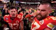 Travis Kelce oslavuje triumf v Super Bowlu se svými parťáky z Kansas City