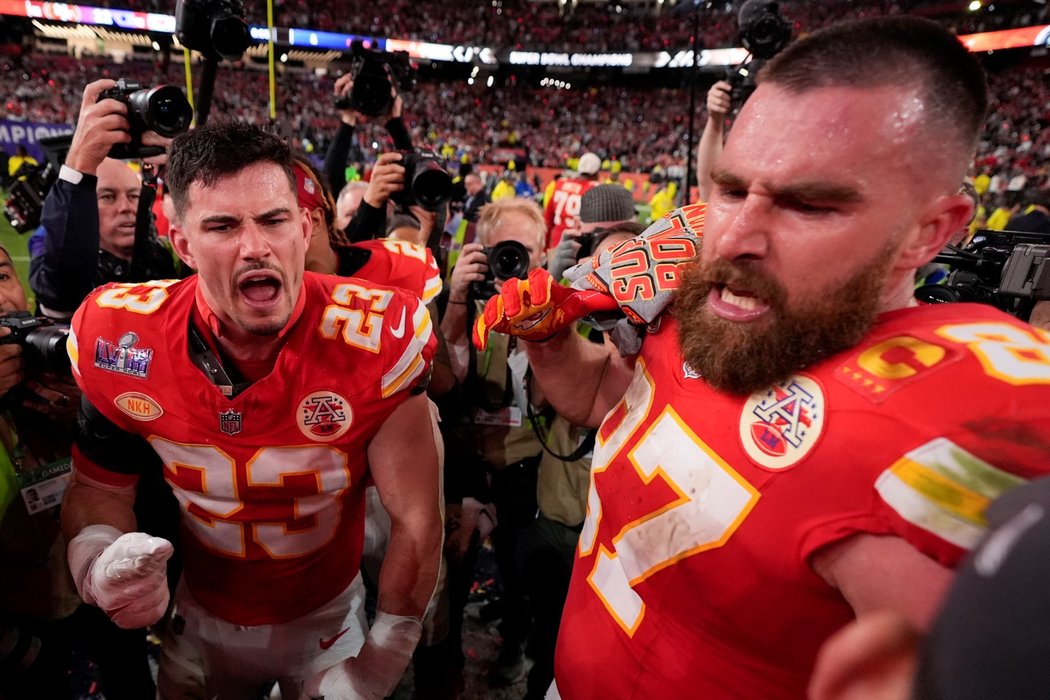 Travis Kelce oslavuje triumf v Super Bowlu se svými parťáky z Kansas City