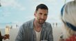 Argentinská fotbalová hvězda Lionel Messi čeká na pivo v reklamě ze Super Bowlu 2024