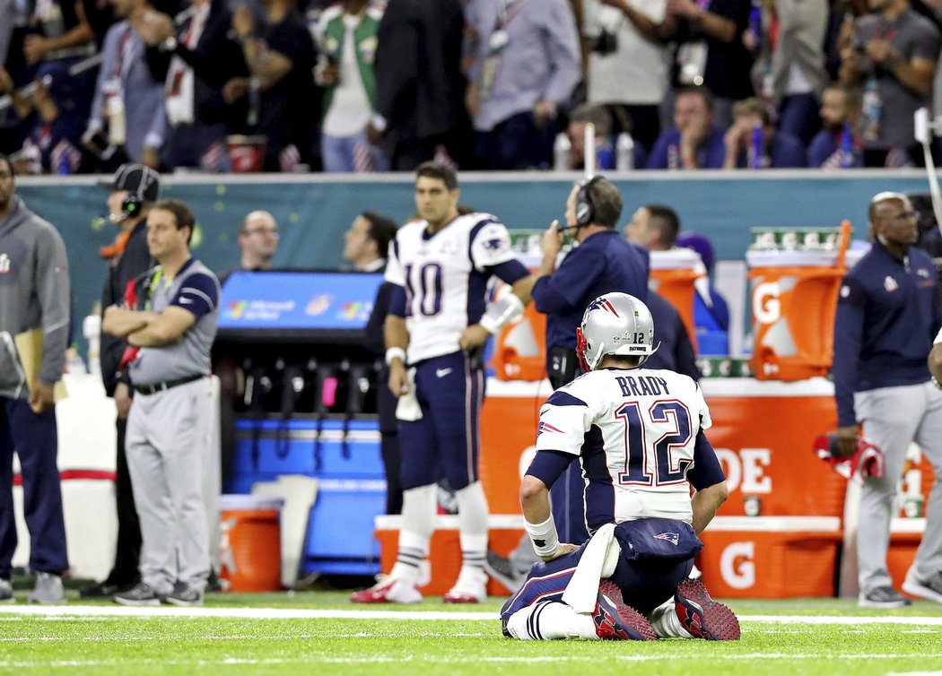 Tom Brady byl v prvním poločase Super Bowlu několikrát poslán k zemi