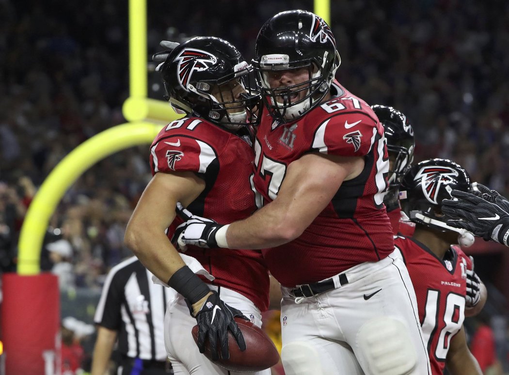 Austin Hooper právě zaznamenal druhý touchdown pro Falcons