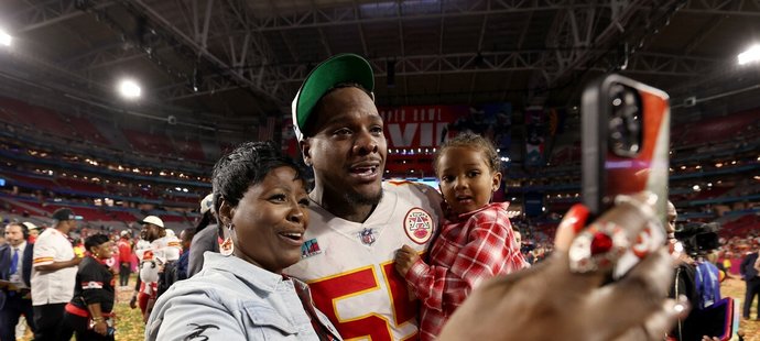 Frank Clark se fotí s rodinou po triumfu v Super Bowlu
