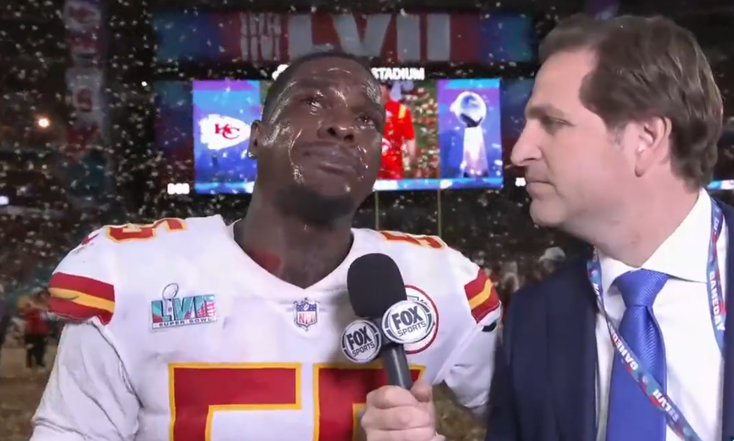 Frank Clark se při televizním rozhovoru po vítězném Super Bowlu rozbrečel