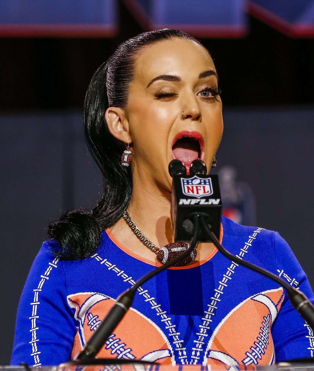Hvězda přestaváky Super Bowlu Katy Perry si z tiskové konference udělala pořádnou show