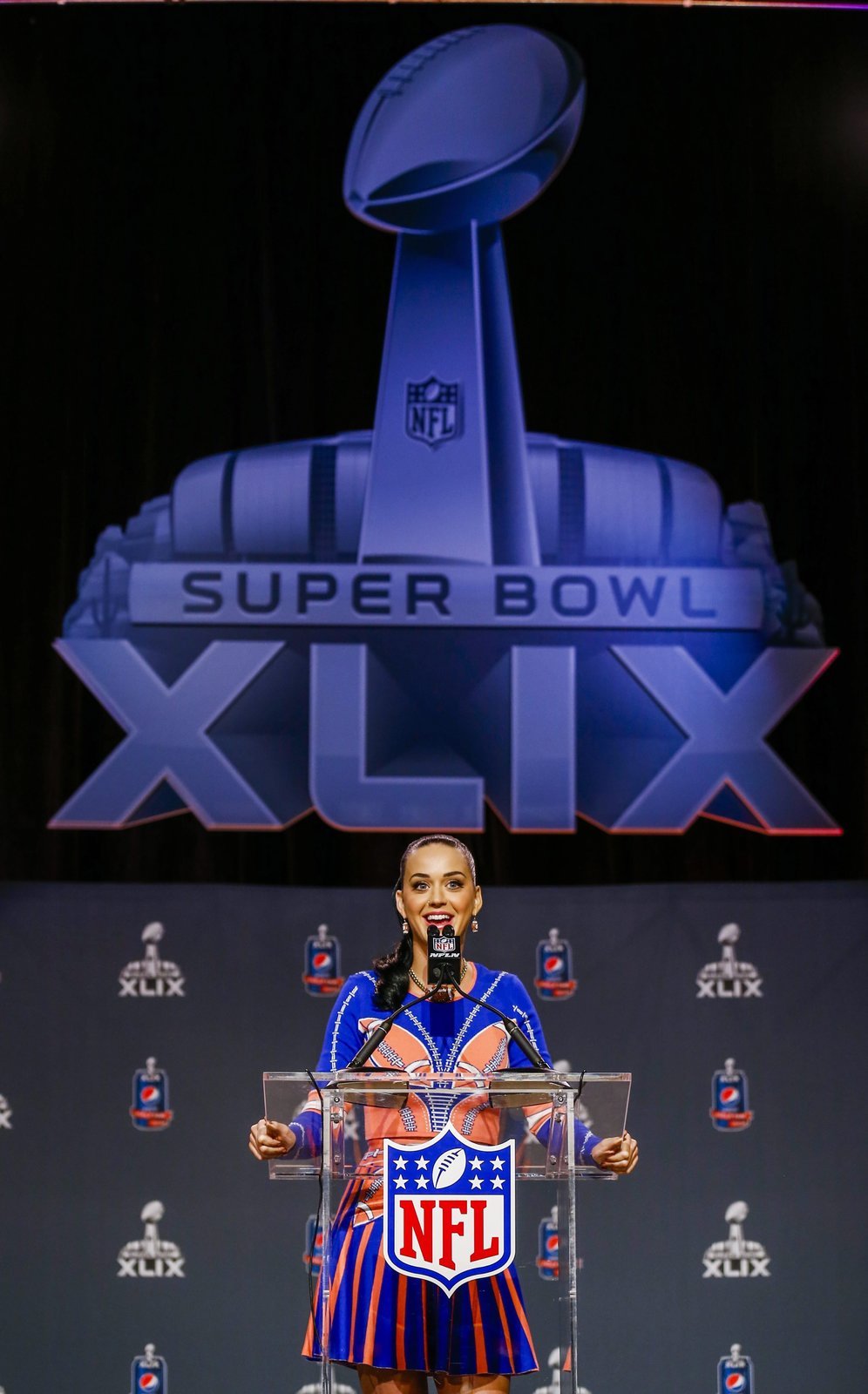 Zpěvačka Katy Perry na tiskové konferenci k Super Bowlu pobavila fanoušky i novináře