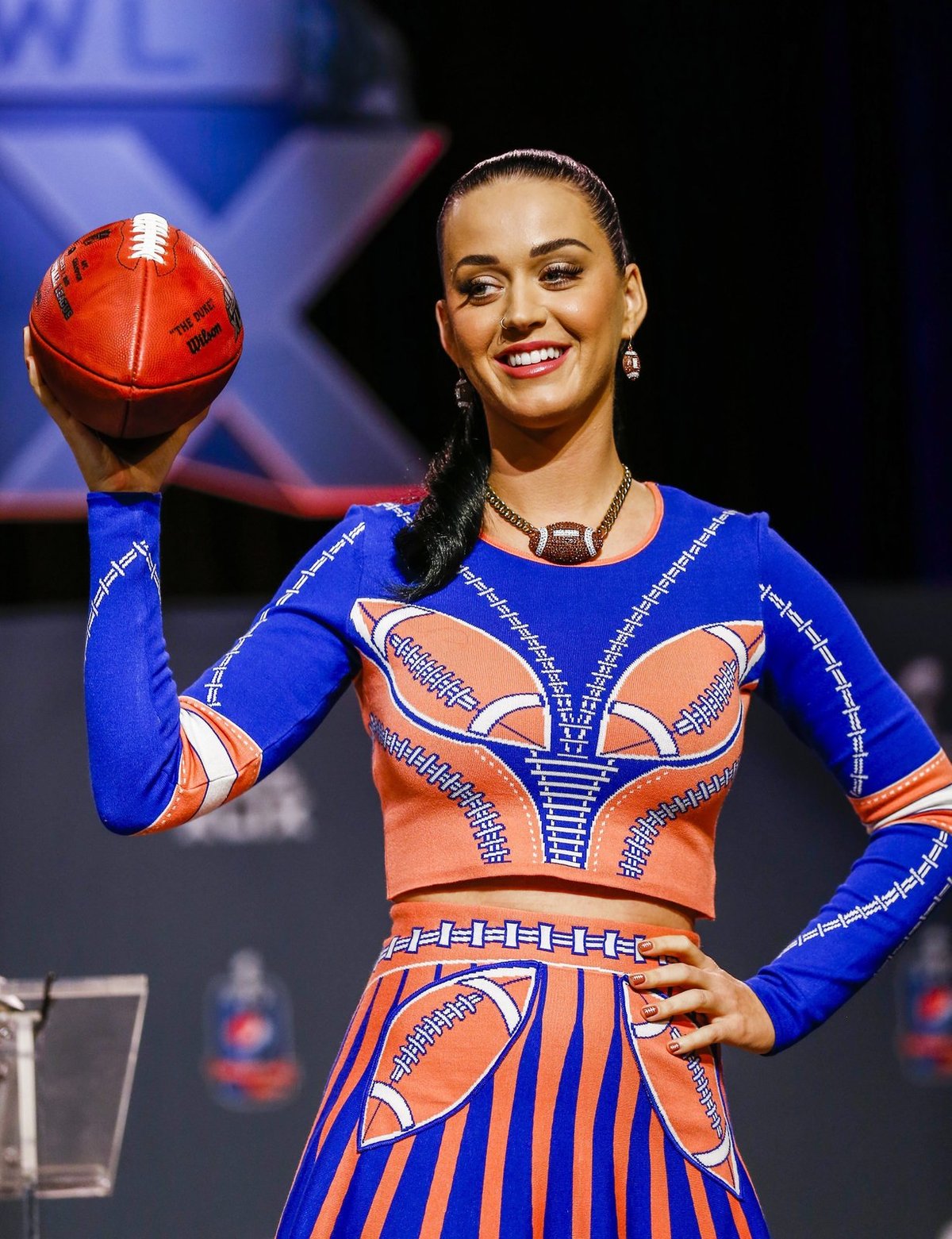 Americká zpěvačka Katy Perry dorazila na tiskovou konferenci k Super Bowlu jako roztleskávačka v šatičkách s fotbalovými motivy