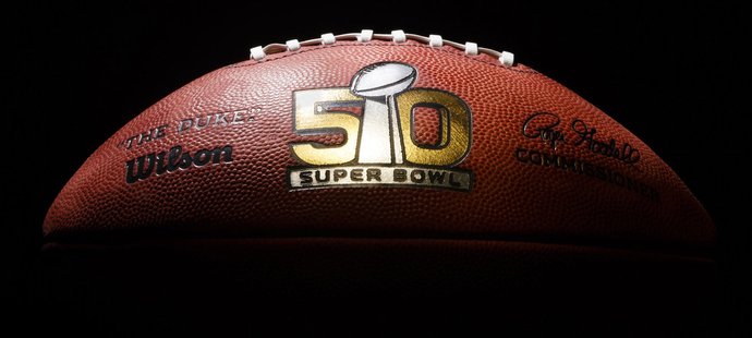 Oficiální míč pro 50. Super Bowl, ve kterém se utkají Denver Broncos s Carolinou Panthers