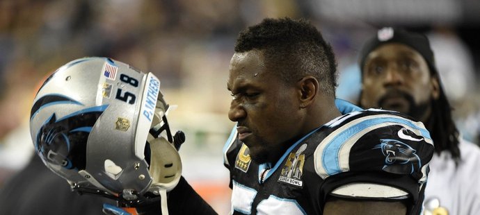 Outside linebacker Caroliny Thomas Davis v Super Bowlu proti Broncos