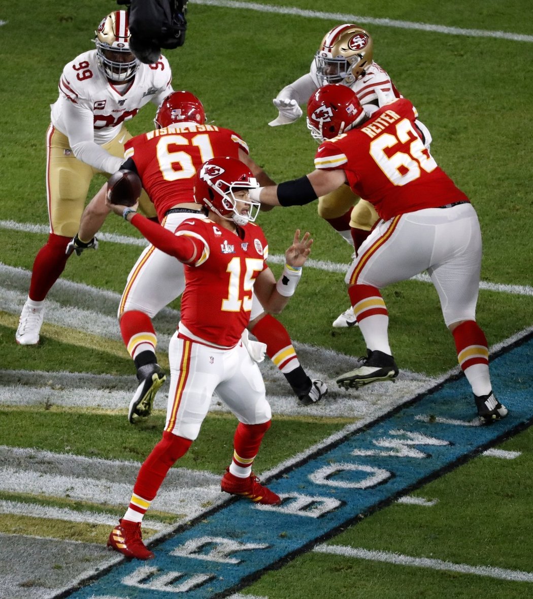 Hvězdný quarterback Kansasu Patrick Mahomes byl autorem prvního touchdownu v utkání.