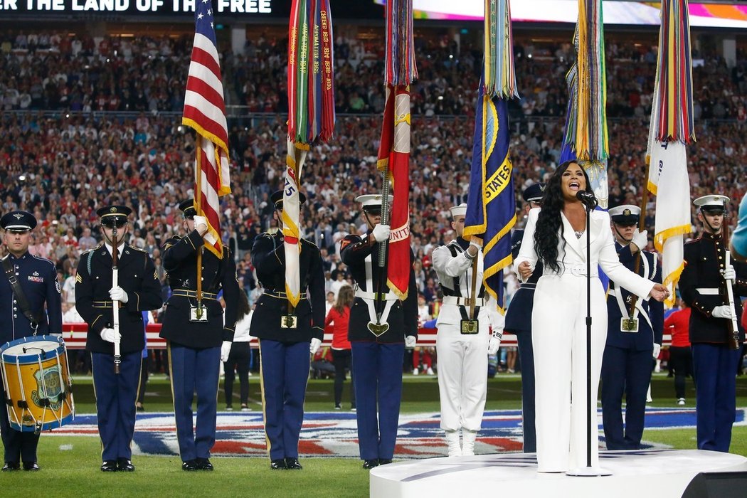 Hymnu Spojených států amerických zazpívala do bílých šatů oděná americká zpěvačka a skladatelka Demi Lovato,