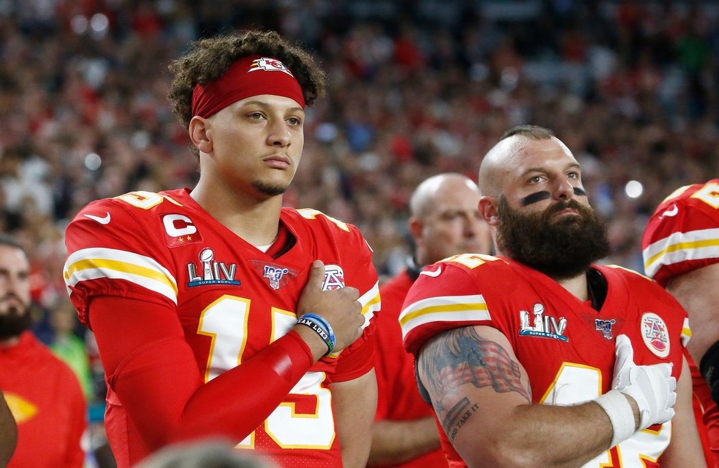 Hvězdný quarterback Kansasu Patrick Mahomes při americké státní hymně.