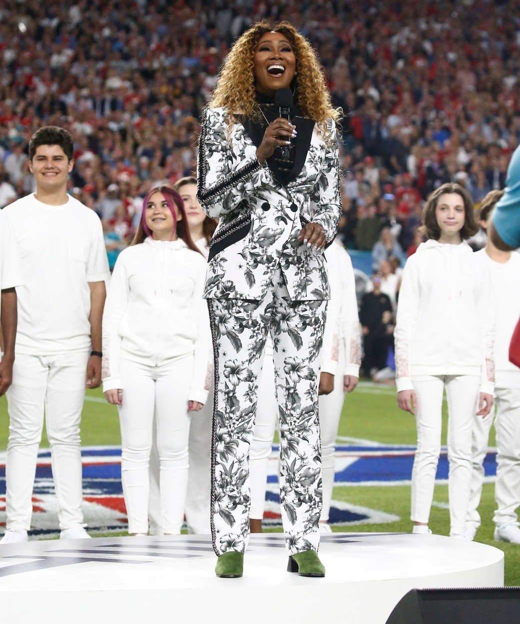 Gospelová zpěvačka Yolanda Adams zapěla píseň &#34;America The Beautiful&#34; a začal se hrát fotbal. 