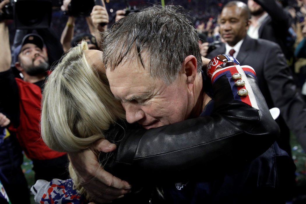 Trenér New England Patriots Bill Belichick v radostném obětí s přítelkyní Lindou Holliday po triumfu v Super Bowlu LIII