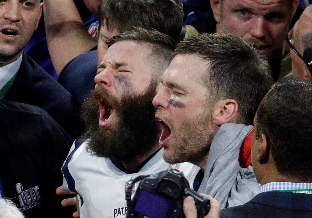 Julian Edelman a Tom Brady z New England Patriots oslavují vítězství v 53. Super Bowlu