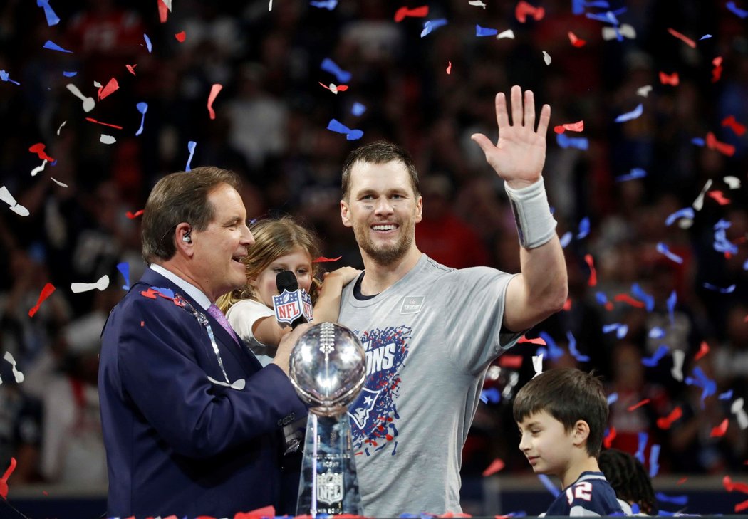 Tom Brady při přebírání trofeje Vince Lombardiho pro vítěze NFL