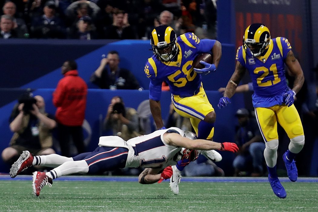 Julian Edelman (11) z New England Patriots zastavuje Coryho Littletona (58) z Los Angeles Rams během Super Bowlu 2019