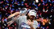 Julian Edelman z New England Patriots byl vyhlášen nejužitečnějším hráčem 53. Super Bowlu. Na snímku se raduje s trofejí Vince Lombardiho pro vítěze NFL