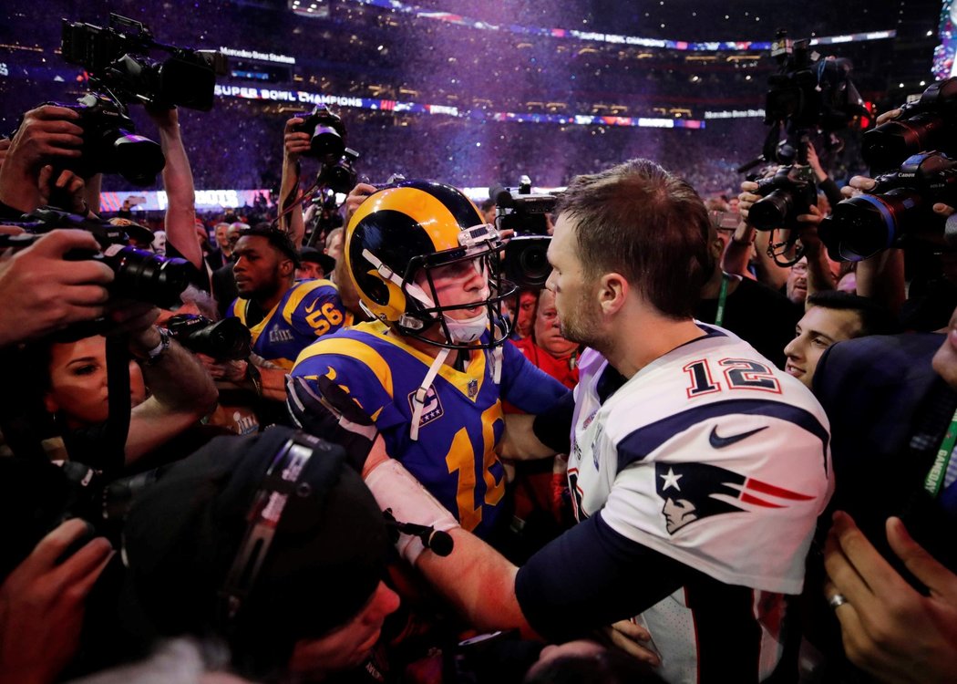 Quarterbackové Jared Goff z LA Rams a Tom Brady z NE Patriots se zdraví po Super Bowlu LIII