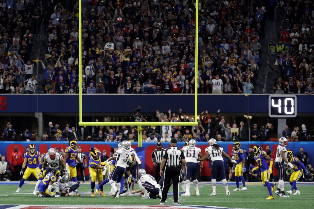 Stephen Gostkowski (3) z New England Patriots svůj první field goal v Super Bowlu LIII neproměnil