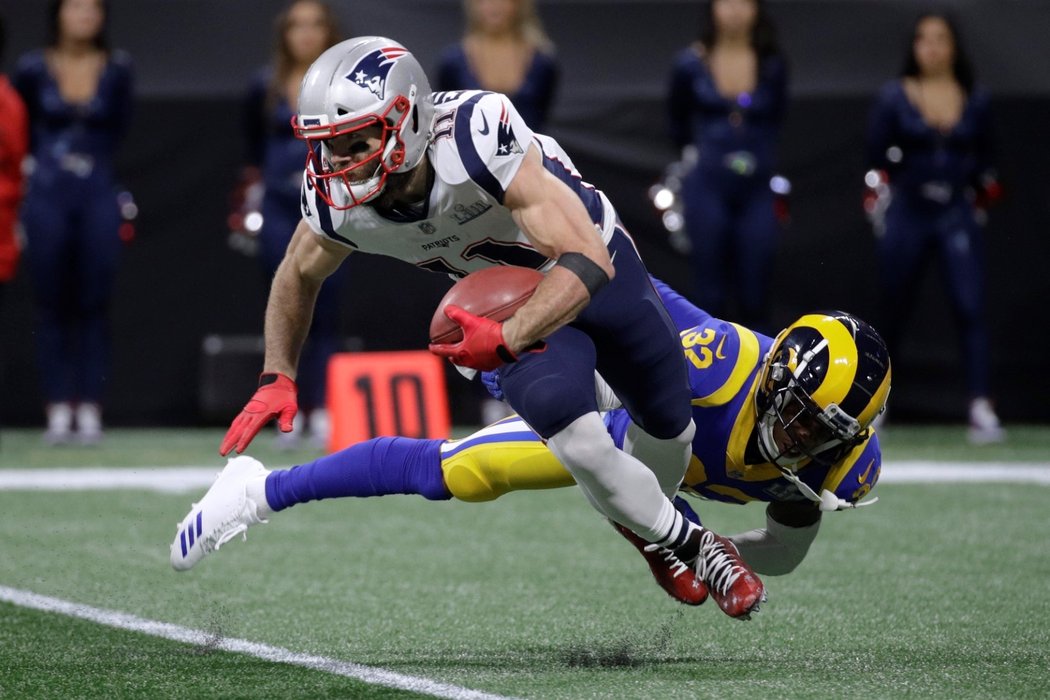 Troy Hill z LA Rams zastavuje Juliana Edelmana z New England Patriots během Supr Bowlu 2019