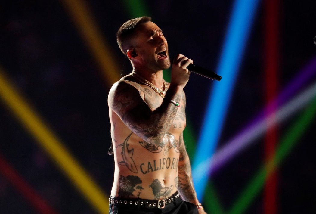  Zpěvák Maroon 5 Adam Levine během poločasové show na Super Bowlu 