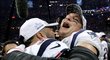 Kyle Van Noy a Rob Gronkowski se radují z vítězství New England Patriots v 53. Super Bowlu