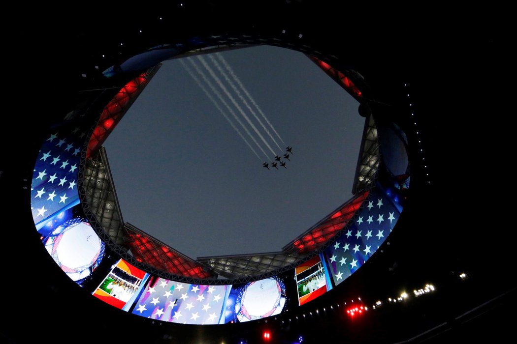 Na závěr americké hymny přeletěly nad atlantským stadionem stíhačky