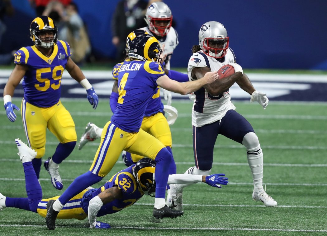 Wide receiver New England Patriots Cordarrelle Patterson (84) se snaží vyhnout kicker Gregu Zuerleinovi (4) z Los Angeles Rams