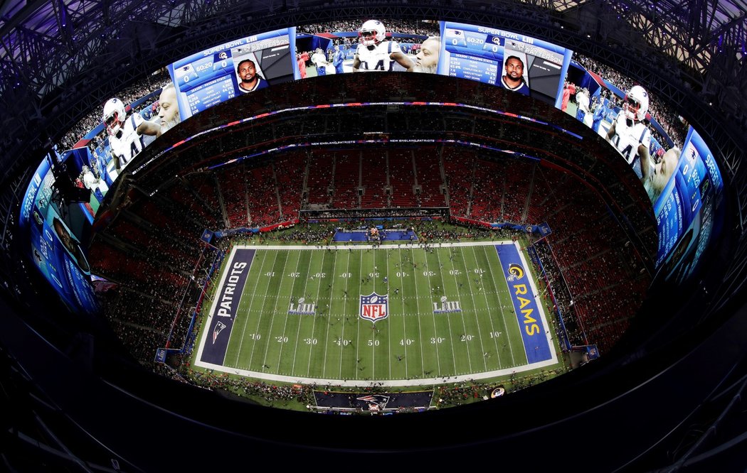 Zaplněný stadion v Atlantě během Super Bowlu 2019